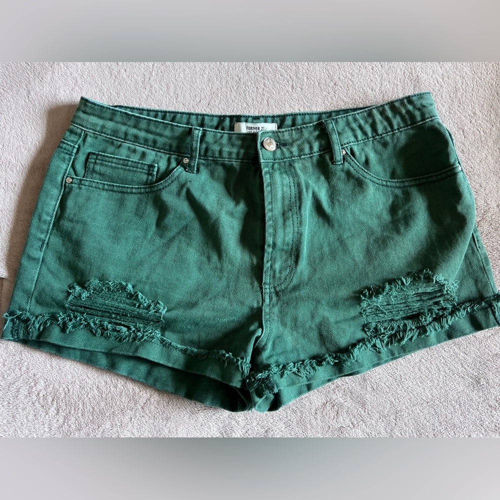 Dark green shorts
Forever 21
Size 31